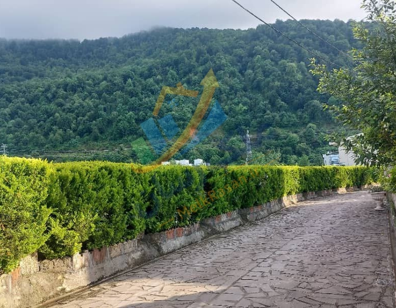 ویلاباغ دوبلکس استخردار در نوشهر بندپی با ۷۰۰ متر زمین و ۴۰۰ متر بنا، ۳ خواب مستر، ویوی ابدی کوه و جنگل، داخل شهرک با نگهبانی نمای حیاط و جنگل