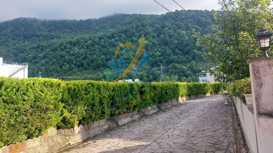 ویلاباغ دوبلکس استخردار در نوشهر بندپی با ۷۰۰ متر زمین و ۴۰۰ متر بنا، ۳ خواب مستر، ویوی ابدی کوه و جنگل، داخل شهرک با نگهبانی نمای حیاط و جنگل