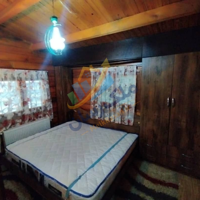 ویلای فلت چوبی نوشهر با ۲۴۰ متر زمین و ۸۰ متر بنا، دو خواب و فول فرنیش نمای اتاق