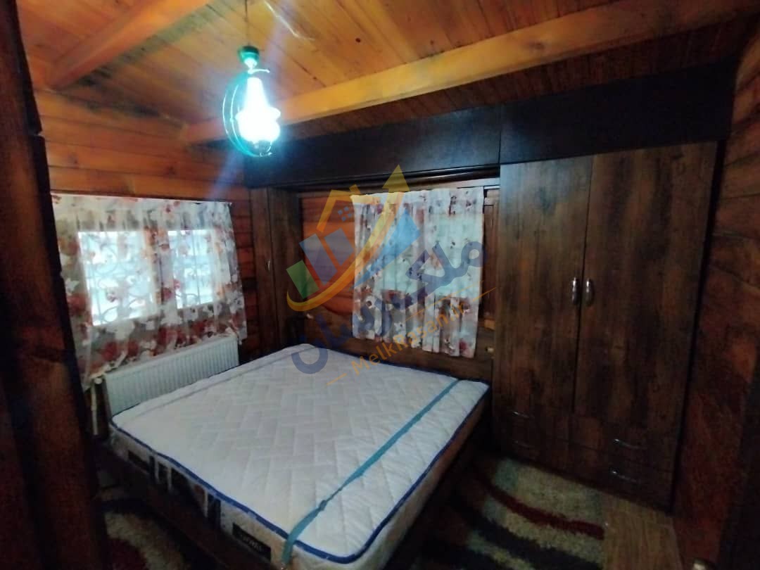 ویلای فلت چوبی نوشهر با ۲۴۰ متر زمین و ۸۰ متر بنا، دو خواب و فول فرنیش نمای اتاق