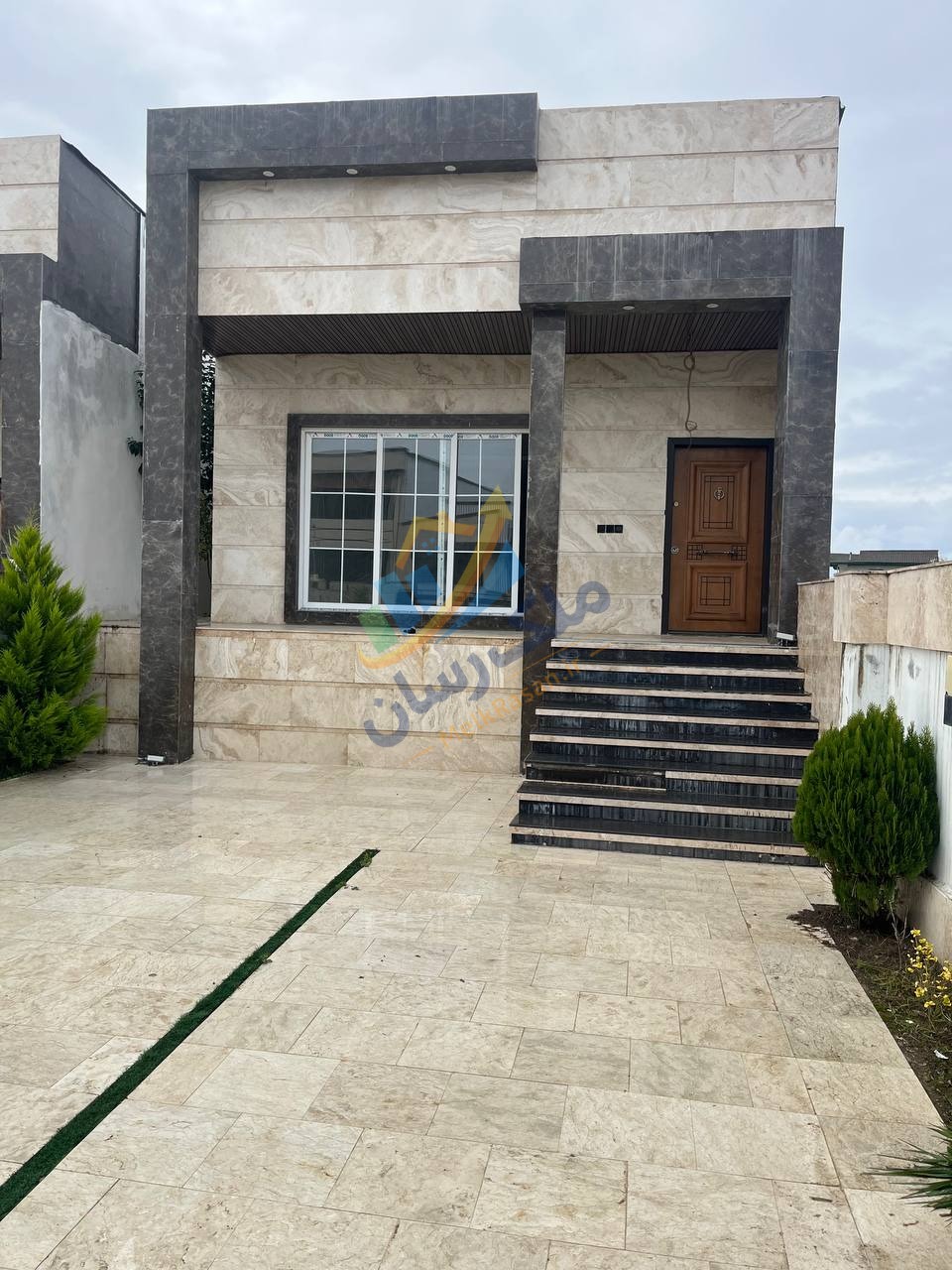 photo_1_2026-01-08_17-30-18 ویلای فلت جنگلی در آمل با ۲۵۰ متر زمین و ۱۴۰ متر بنا، سه خواب مستر، شهرکی با نگهبانی و مدارک کامل نمای ویلا