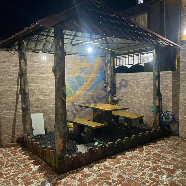 ویلای فلت جاده دریا با ۱۸۰ متر زمین و ۱۰۰ متر بنا، دو خواب مستر و قرارگیری در بافت مسکونی نمای آلاچیق