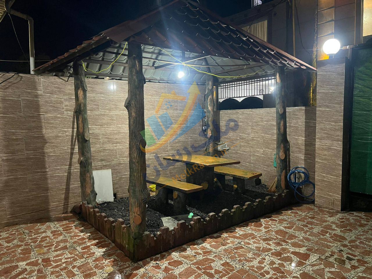 ویلای فلت جاده دریا با ۱۸۰ متر زمین و ۱۰۰ متر بنا، دو خواب مستر و قرارگیری در بافت مسکونی نمای آلاچیق