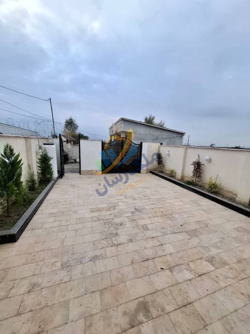 ویلای نیم‌پیلوت نما سنگی در جاده دریا سرخرود با ۱۸۰ متر زمین و ۱۴۰ متر بنا، ۳ خواب و ویوی ابدی نمای حیاط