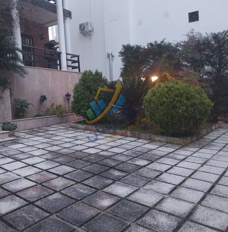 ویلای دوبلکس جنگلی در نوشهر با ۲۷۰ متر زمین و ۲۰۰ متر بنا، لوکیشن عالی و جواز ساخت نمای حیاط