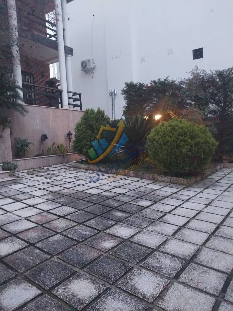 ویلای دوبلکس جنگلی در نوشهر با ۲۷۰ متر زمین و ۲۰۰ متر بنا، لوکیشن عالی و جواز ساخت نمای حیاط