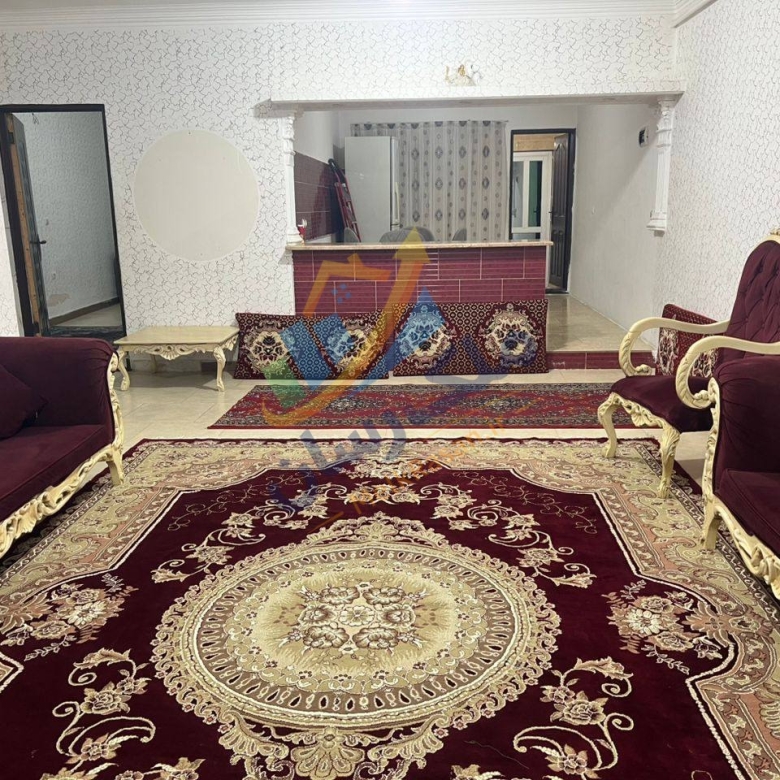 ویلای فلت جاده دریا با ۱۸۰ متر زمین و ۱۰۰ متر بنا، دو خواب مستر و قرارگیری در بافت مسکونی نمای سالن