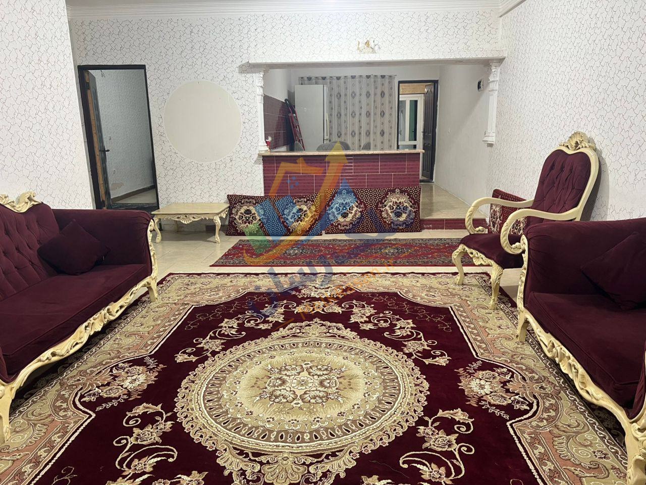 ویلای فلت جاده دریا با ۱۸۰ متر زمین و ۱۰۰ متر بنا، دو خواب مستر و قرارگیری در بافت مسکونی نمای سالن