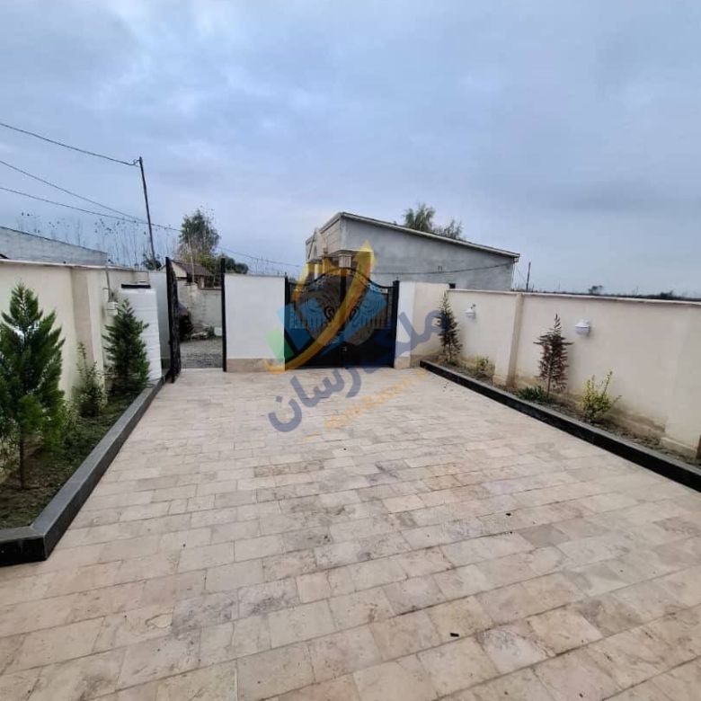ویلای نیم‌پیلوت جاده دریا سرخرود با ۱۸۰ متر زمین و ۱۴۰ متر بنا، ویوی ابدی و مدارک کامل ابدی نمای حیاط