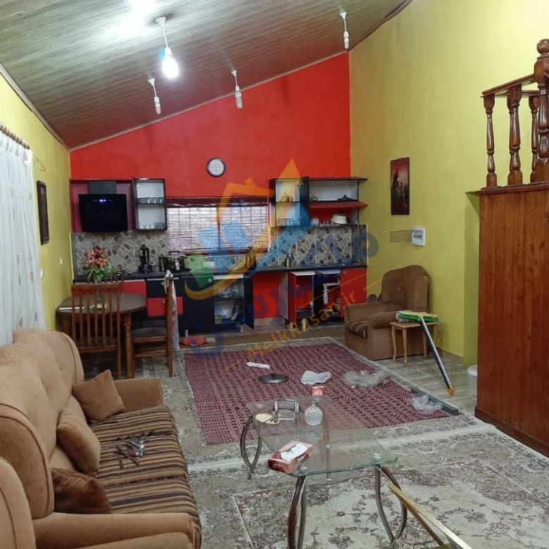 ویلای نیم‌پیلوت در سرخرود جاده دریا با ۲۲۰ متر زمین و ۱۳۰ متر بنا، سه خواب مستر و حیاط سرسبز نمای سالن