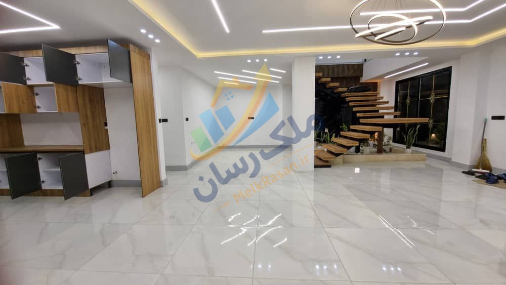  ویلا دوبلکس مدرن در چمستان علی‌آباد، ۲۳۸ متر زمین و ۲۷۰ متر بنا با سه خواب، دو مستر و ویو جنگلی نمای سالن