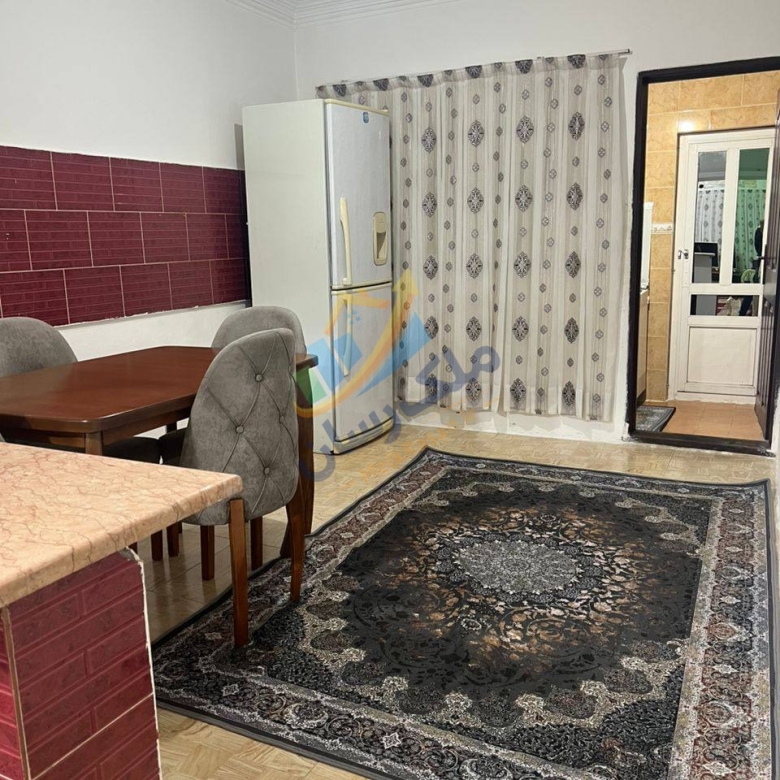 ویلای فلت جاده دریا با ۱۸۰ متر زمین و ۱۰۰ متر بنا، دو خواب مستر و قرارگیری در بافت مسکونی نمای سالن