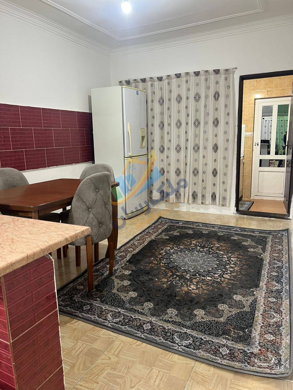 ویلای فلت جاده دریا با ۱۸۰ متر زمین و ۱۰۰ متر بنا، دو خواب مستر و قرارگیری در بافت مسکونی نمای سالن