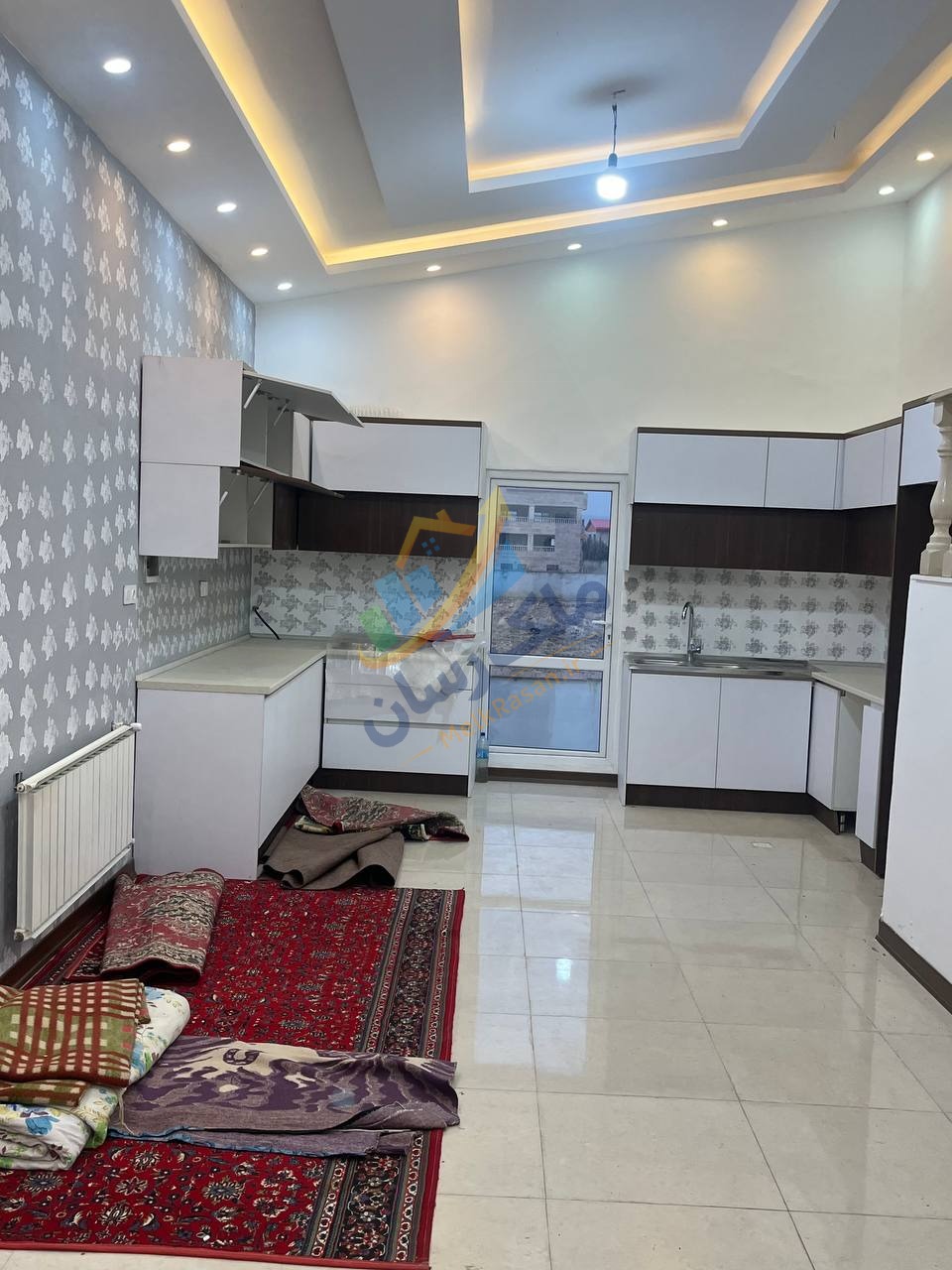 ویلای نیم‌پیلوت نما سنگ در جاده دریا سرخرود با ۲۰۰ متر زمین و ۱۶۰ متر بنا، فاصله ۱۰ دقیقه‌ای تا دریا نمای آشپزخانه
