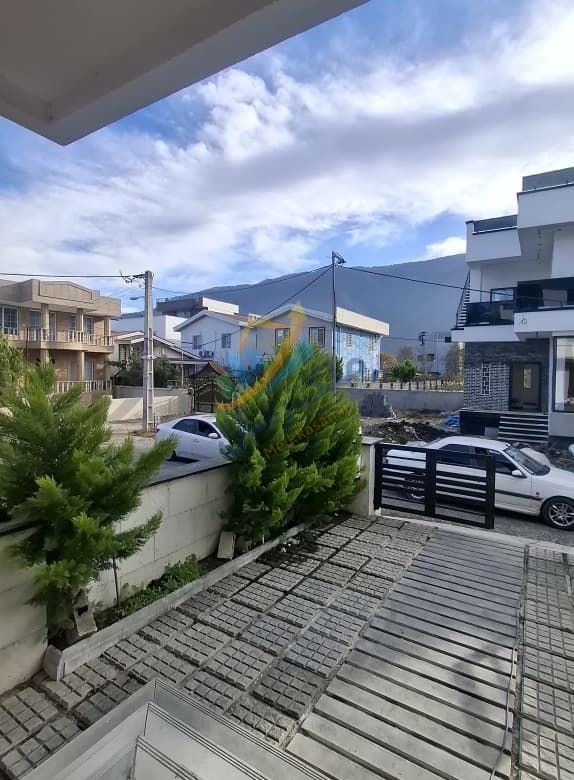 ویلای دوبلکس نما مدرن در نوشهر با ۲۳۰ متر زمین و ۲۷۰ متر بنا، روف‌گاردن و تراس با ویوی ابدی کوه، جنگل و ساحل نمای حیاط