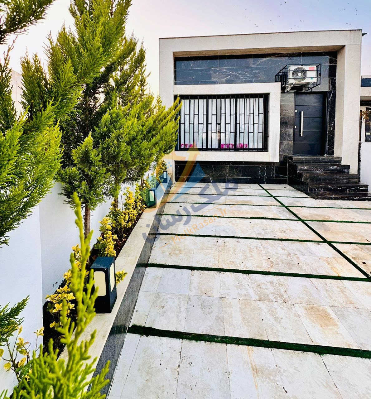  ویلا فلت جنگلی همکف مبله در چمستان، ۱۴۰ متر زمین و ۸۵ متر بنا با ویو باز نمای ویلا