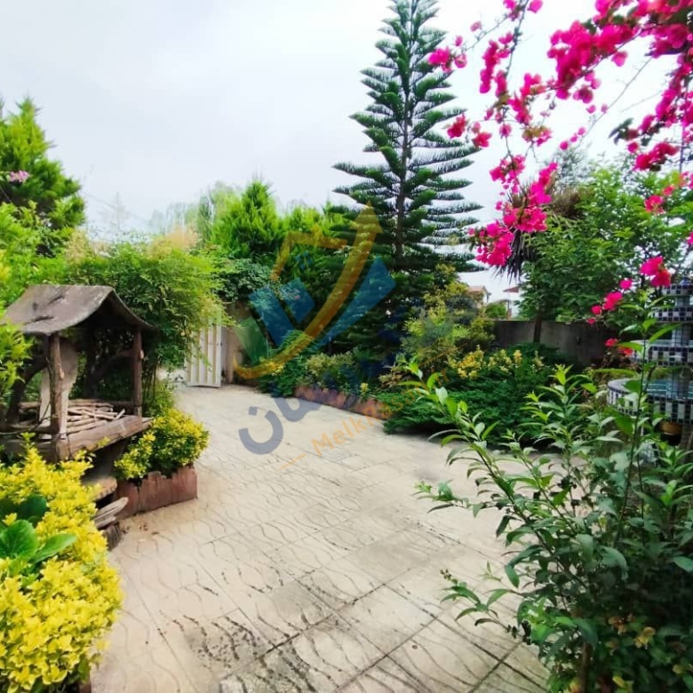 ویلای فلت چوبی نوشهر با ۲۴۰ متر زمین و ۸۰ متر بنا، دو خواب و فول فرنیش نمای آلاچیق