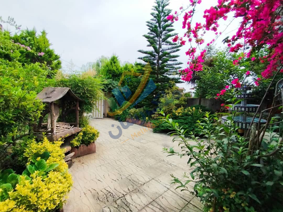 ویلای فلت چوبی نوشهر با ۲۴۰ متر زمین و ۸۰ متر بنا، دو خواب و فول فرنیش نمای آلاچیق