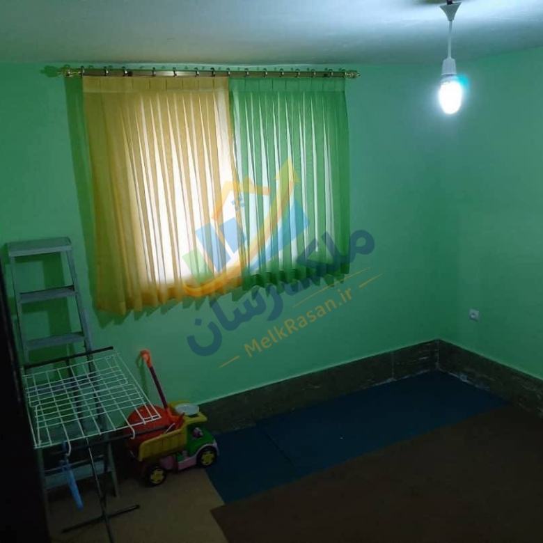 ویلای نیم‌پیلوت در سرخرود جاده دریا با ۲۲۰ متر زمین و ۱۳۰ متر بنا، سه خواب مستر و حیاط سرسبز نمای اتاق