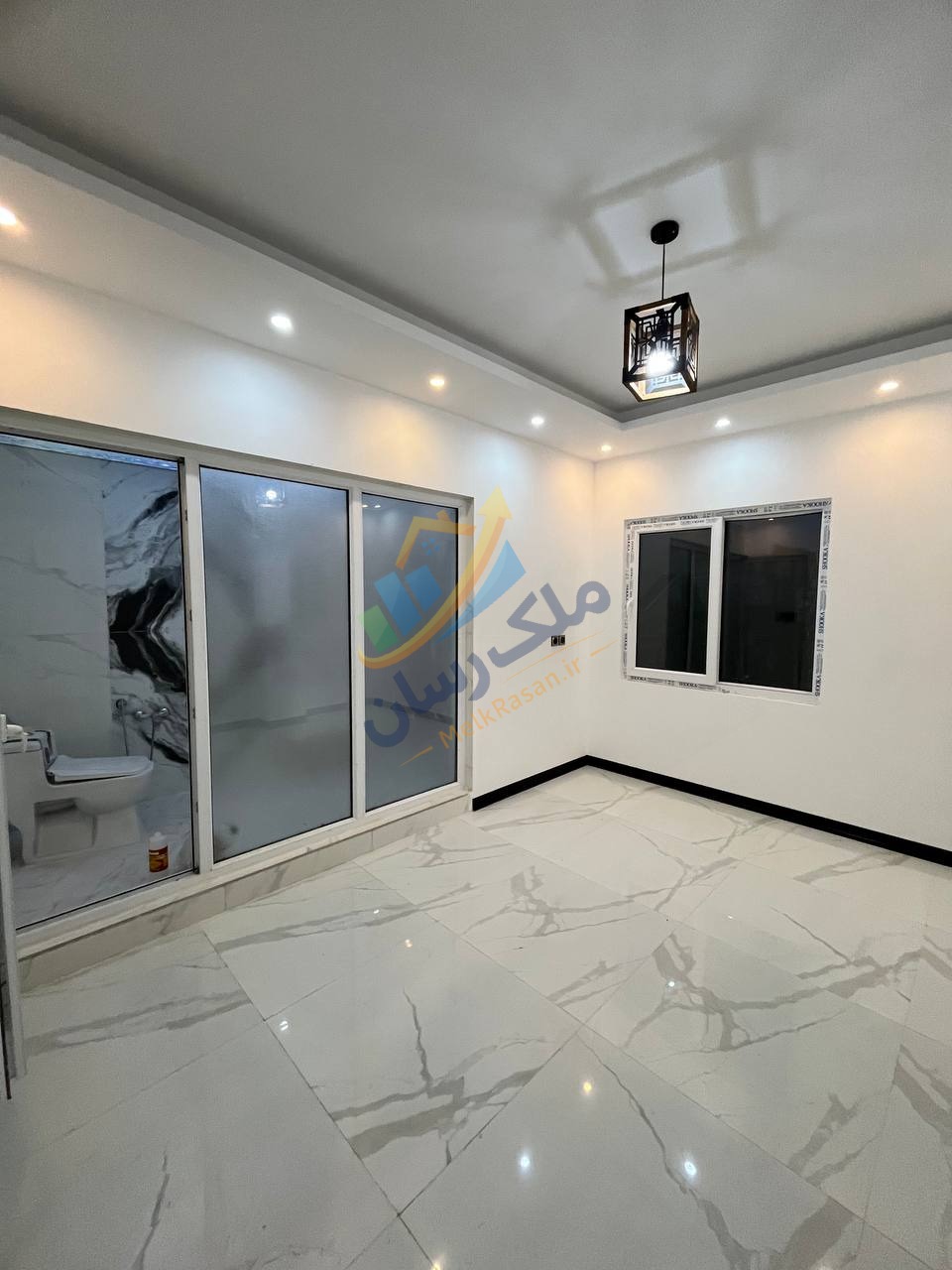 photo_7_2026-01-03_22-30-15 ویلا تریبلکس استخردار در منطقه جنگلی هراز آمل با ۲۵۰ متر زمین و ۲۱۰ متر بنا، ۳ خواب مستر با کمد دیواری، استخر روباز حرفهای نمای اتاق