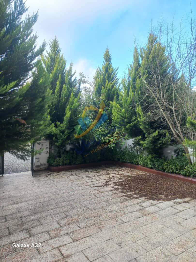 photo_7_2026-01-05_20-38-57 ویلای نیمپیلوت نما سنگی در آمل به سرخرود با ۲۲۰ متر زمین و ۲۱۰ متر بنا، سه خواب مستر و پلاک اول شهرک نمای حیاط