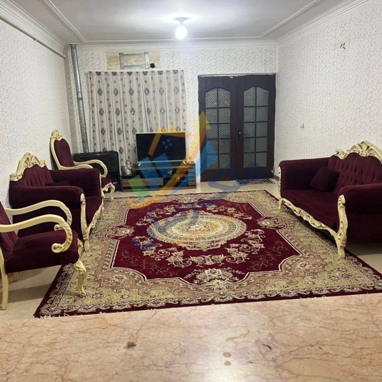 ویلای فلت جاده دریا با ۱۸۰ متر زمین و ۱۰۰ متر بنا، دو خواب مستر و قرارگیری در بافت مسکونی نمای سالن