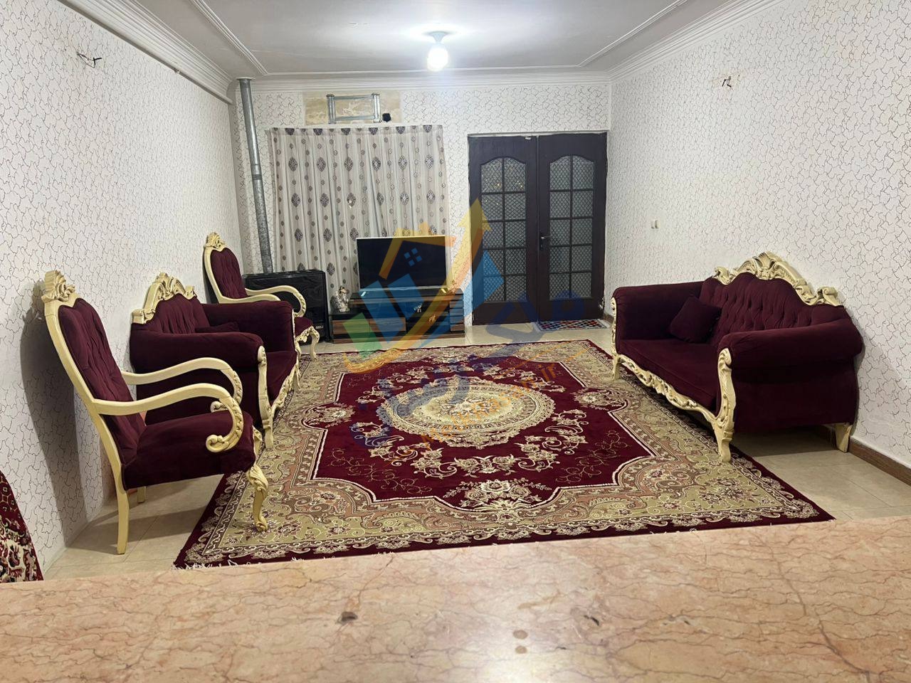 ویلای فلت جاده دریا با ۱۸۰ متر زمین و ۱۰۰ متر بنا، دو خواب مستر و قرارگیری در بافت مسکونی نمای سالن