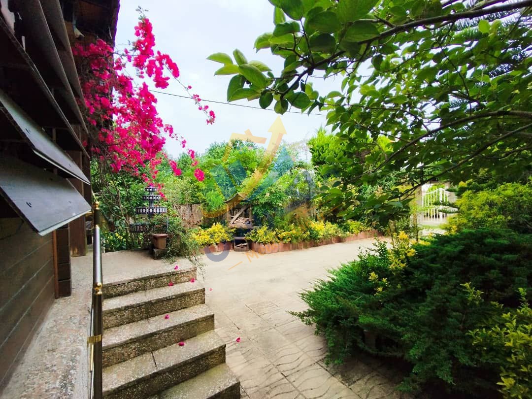 ویلای فلت چوبی نوشهر با ۲۴۰ متر زمین و ۸۰ متر بنا، دو خواب و فول فرنیش نمای حیاط