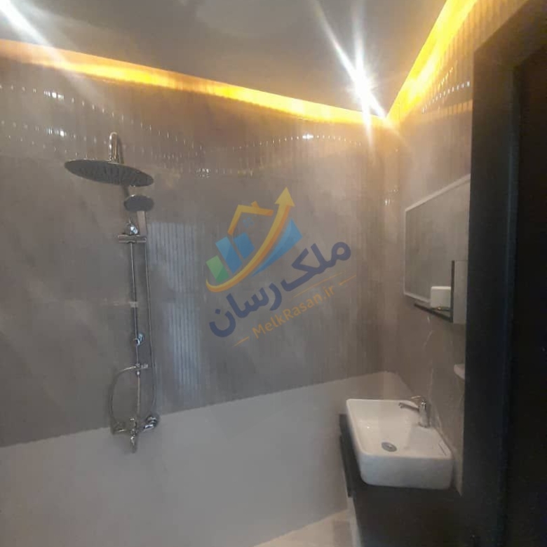 ویلا نیم‌پیلوت مدرن فول‌هوشمند در نوشهر با ۱۸۰ متر زمین و ۱۹۰ متر بنا، سه خواب نوساز داخل بافت نمای سرویس