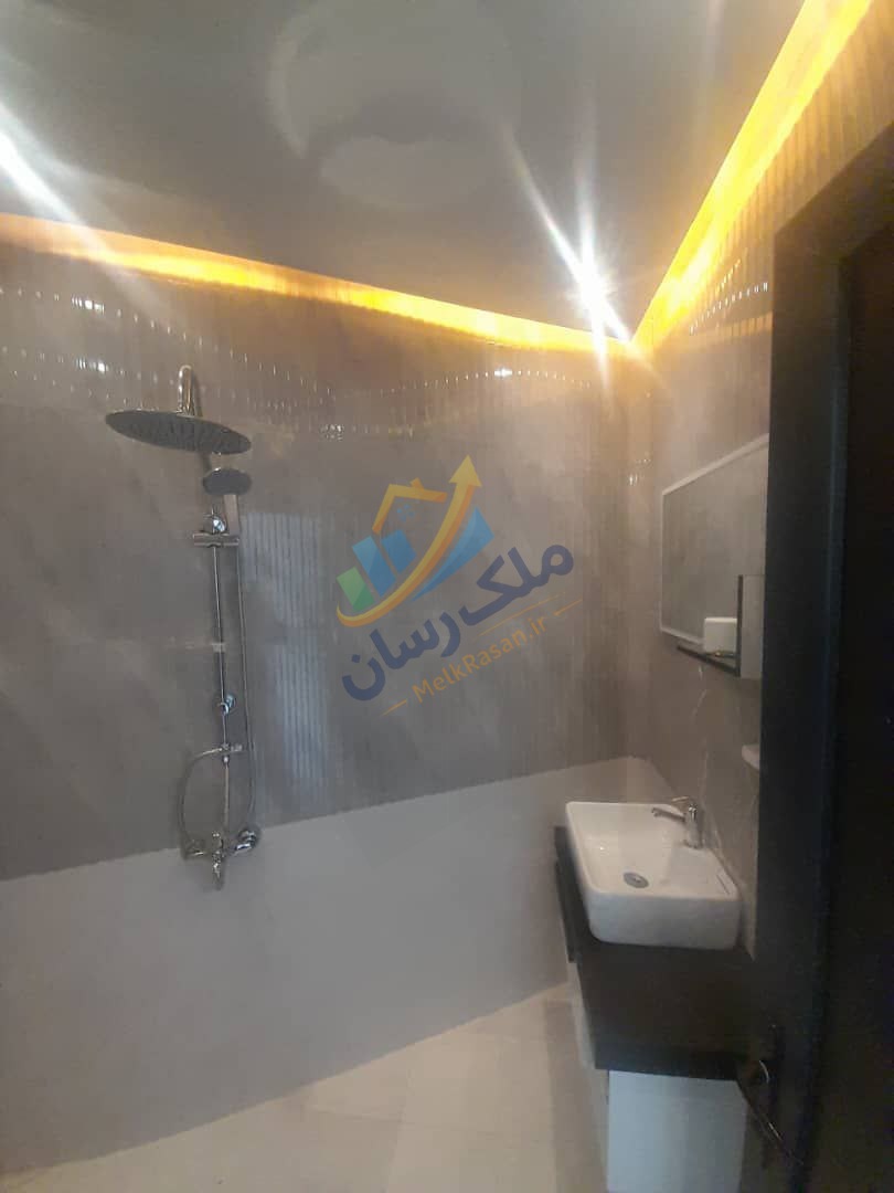 ویلا نیم‌پیلوت مدرن فول‌هوشمند در نوشهر با ۱۸۰ متر زمین و ۱۹۰ متر بنا، سه خواب نوساز داخل بافت نمای سرویس