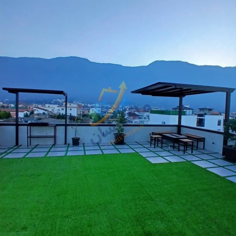 ویلای تریبلکس در نوشهر با ۳۰۰ متر زمین و ۴۵۰ متر بنا، سه خواب مستر، روف‌گاردن با ویوی ابدی کوه و جنگل، استخر داخلی و آسانسور نمای روف گاردن و جنگل
