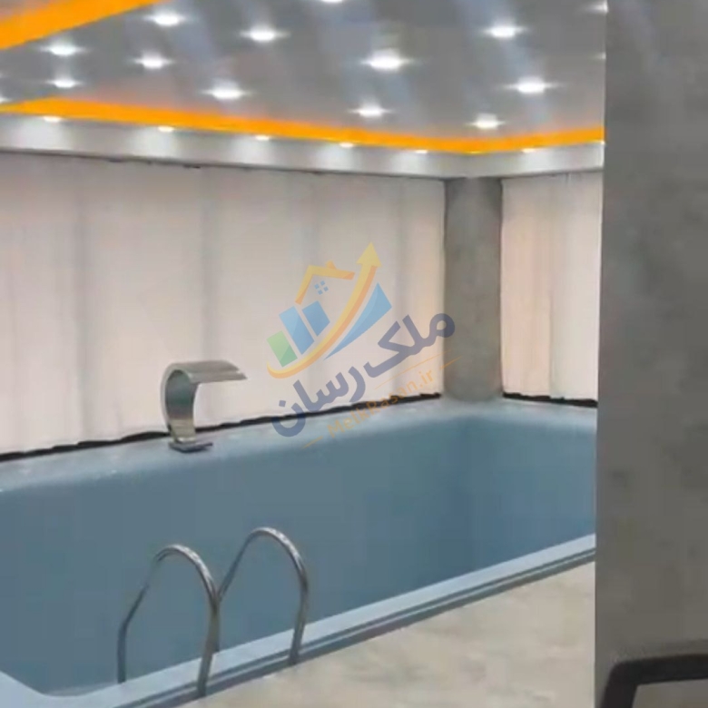 ویلای دوبلکس نما مدرن در چلک زیبا با ۵۰۰ متر زمین و ۶۰۰ متر بنا، استخر سرپوشیده، جکوزی و روف‌گاردن با ویوی ابدی نمای استخر