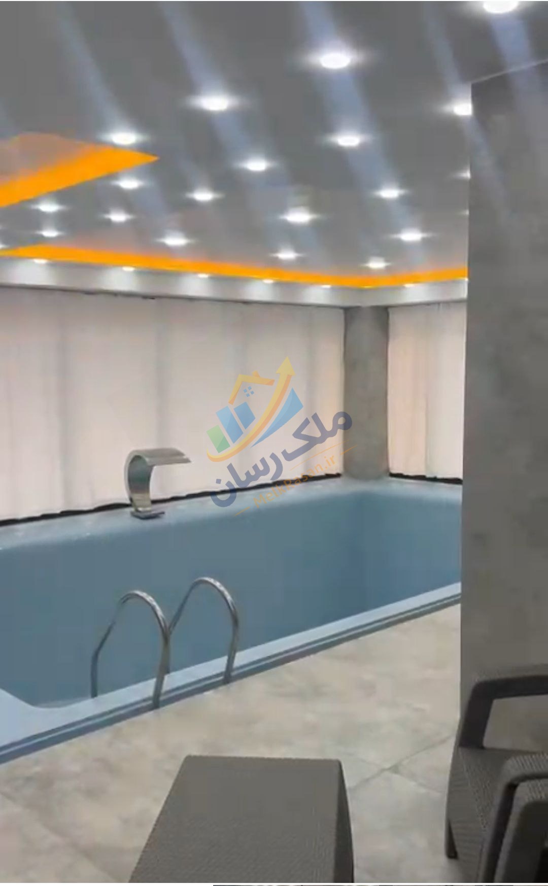 ویلای دوبلکس نما مدرن در چلک زیبا با ۵۰۰ متر زمین و ۶۰۰ متر بنا، استخر سرپوشیده، جکوزی و روف‌گاردن با ویوی ابدی نمای استخر