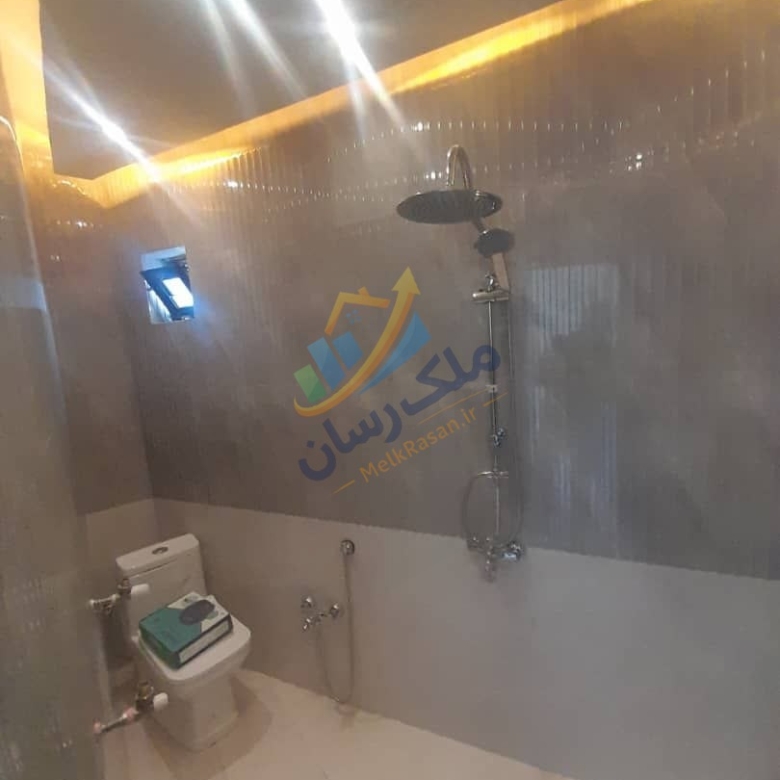 ویلا نیم‌پیلوت مدرن فول‌هوشمند در نوشهر با ۱۸۰ متر زمین و ۱۹۰ متر بنا، سه خواب نوساز داخل بافت نمای سرویس