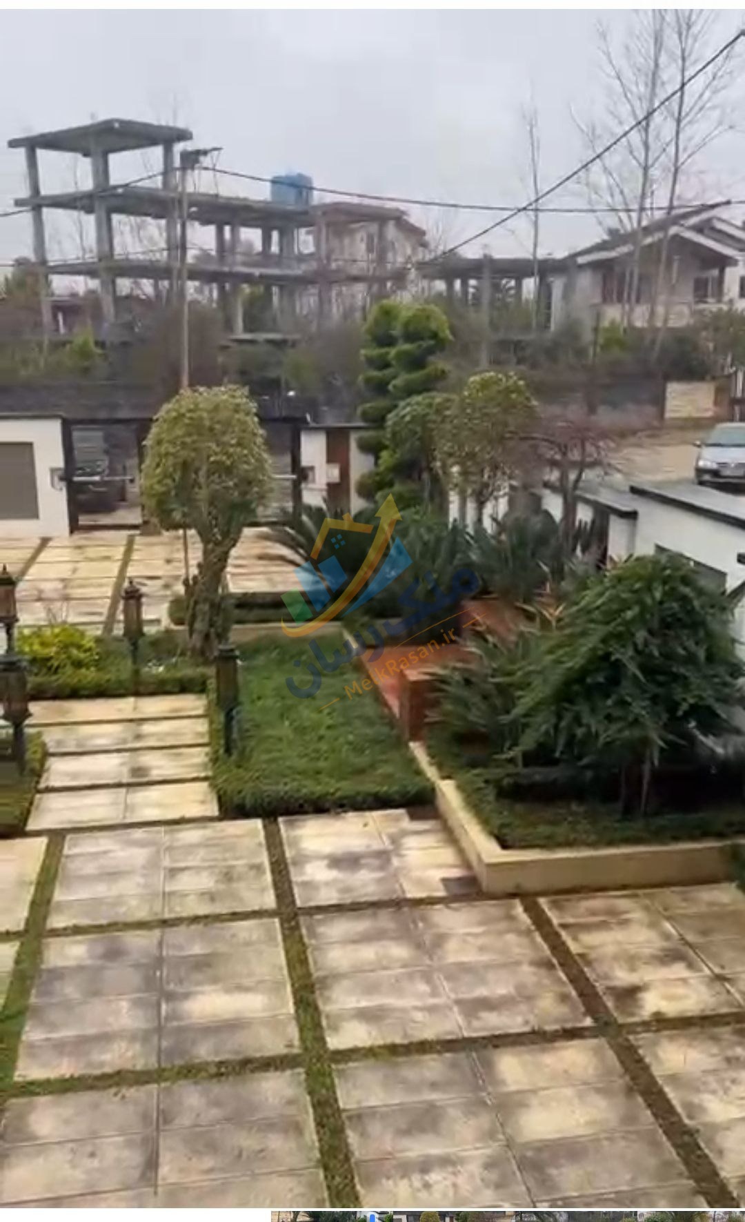 ویلای دوبلکس نما مدرن در چلک زیبا با ۵۰۰ متر زمین و ۶۰۰ متر بنا، استخر سرپوشیده، جکوزی و روف‌گاردن با ویوی ابدی نمای حیاط