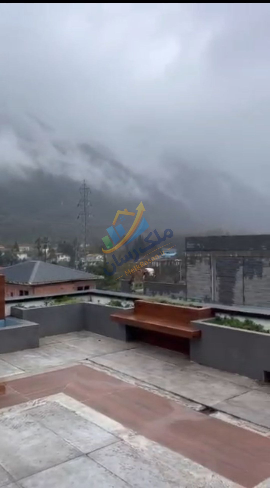 ویلای دوبلکس نما مدرن در چلک زیبا با ۵۰۰ متر زمین و ۶۰۰ متر بنا، استخر سرپوشیده، جکوزی و روف‌گاردن با ویوی ابدی نمای روف گاردن