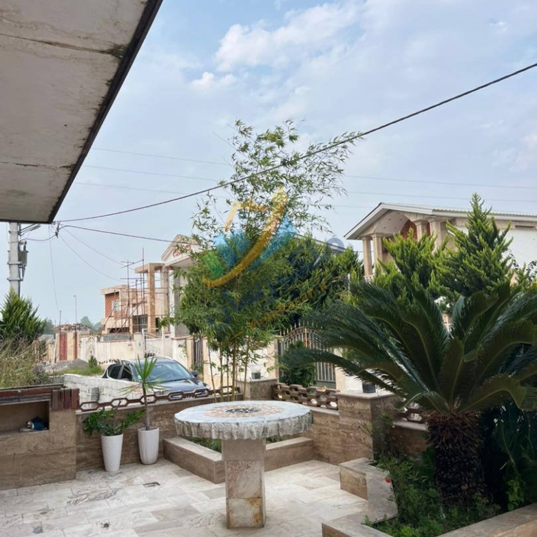 ویلا دوبلکس در محمودآباد با ۱۷۰ متر زمین و ۲۱۰ متر بنا، سه خواب، استخر داخلی و روف‌گاردن نمای حیاظ