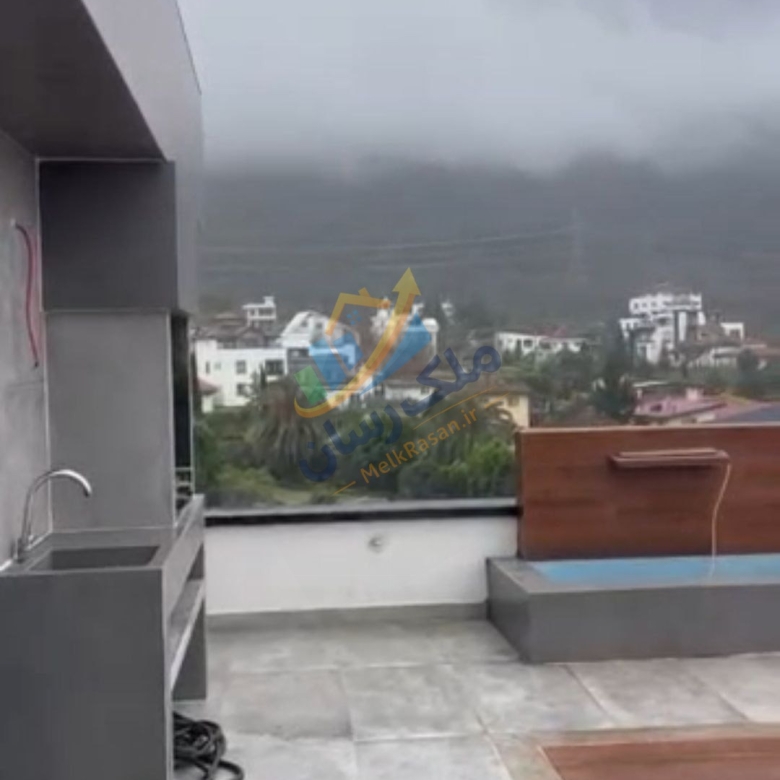 ویلای دوبلکس نما مدرن در چلک زیبا با ۵۰۰ متر زمین و ۶۰۰ متر بنا، استخر سرپوشیده، جکوزی و روف‌گاردن با ویوی ابدی نمای روف گاردن