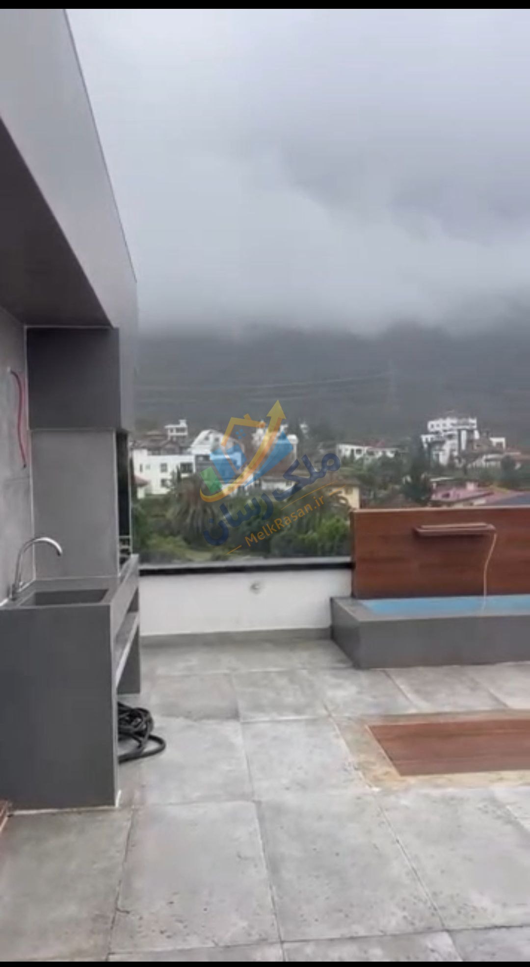 ویلای دوبلکس نما مدرن در چلک زیبا با ۵۰۰ متر زمین و ۶۰۰ متر بنا، استخر سرپوشیده، جکوزی و روف‌گاردن با ویوی ابدی نمای روف گاردن