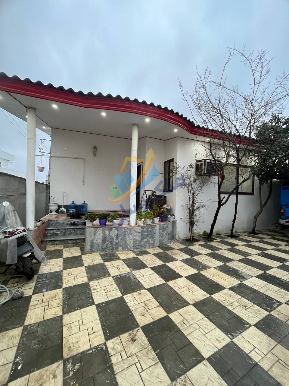 ویلای فلت در سرخرود با ۲۵۰ متر زمین و ۱۰۰ متر بنا، دو خواب مستر، سند شش‌دانگ و فاصله ۳ دقیقه تا ساحل نمای ویلا