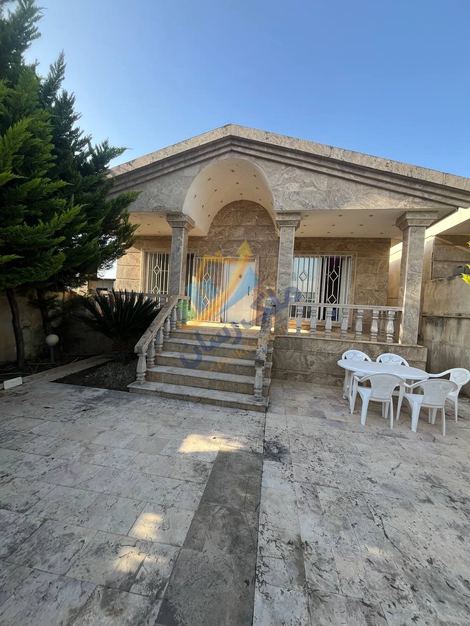 photo_1_2026-02-20_01-45-20 ویلا فلت در سرخرود جاده دریا با ۲۵۰ متر زمین و ۱۲۰ متر بنا، دو خواب مستر، فول مبله نمای ویلا