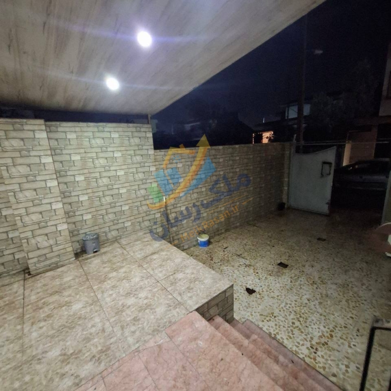 ویلا فلت نما سنگی ساحلی در سرخرود با ۲۲۰ متر زمین و ۱۰۰ متر بنا، دو خواب، داخل بافت شهری نمای حیاط