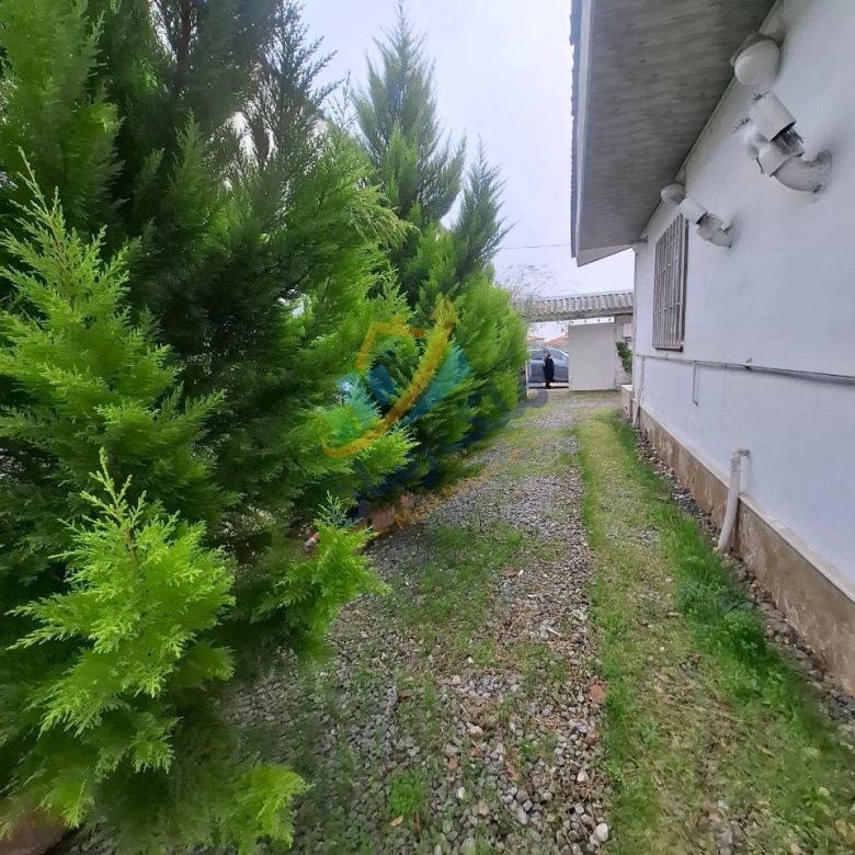 ویلا فلت نما سنگی در سرخرود جاده خانه دریا با ۲۰۰ متر زمین و ۱۰۰ متر بنا، دو خواب، نوساز با مدارک کامل نمای حیاط