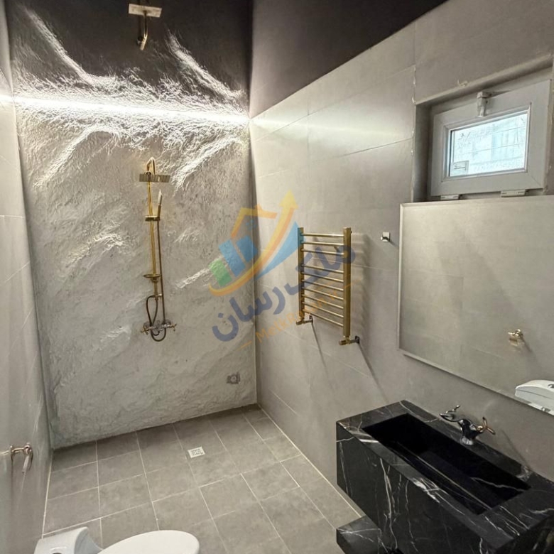 ویلای دوبلکس نما مدرن در نوشهر چلندر با ۴۰۰ متر زمین و ۳۰۰ متر بنا، سه خواب مستر، روف‌گاردن با ویوی جنگل و استخر آب‌گرم نمای سرویس