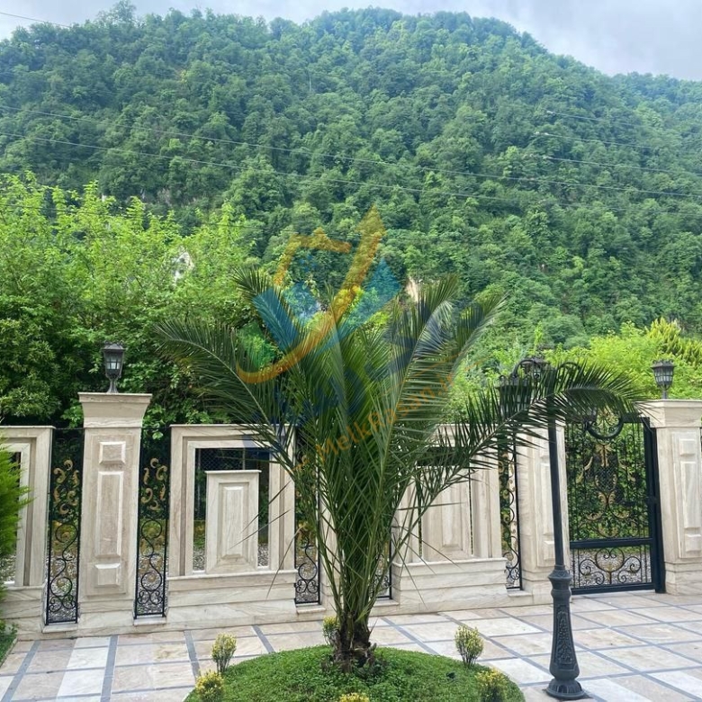 ویلا تریبلکس لوکس در چلک نوشهر با ۹۰۰ متر زمین، ۱۰۰۰ متر بنا، ۵ خواب مستر، استخر چهار فصل و آسانسور تا روف‌گاردن نمای حیاط و جنگل