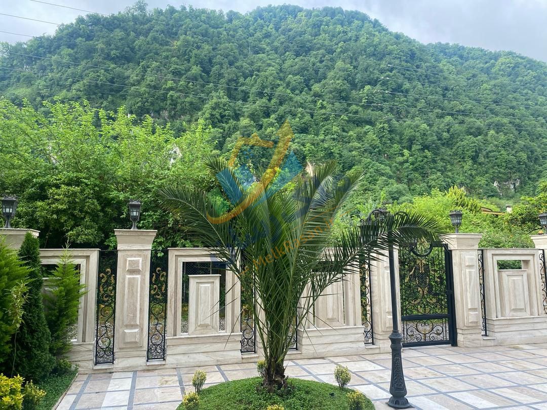ویلا تریبلکس لوکس در چلک نوشهر با ۹۰۰ متر زمین، ۱۰۰۰ متر بنا، ۵ خواب مستر، استخر چهار فصل و آسانسور تا روف‌گاردن نمای حیاط و جنگل
