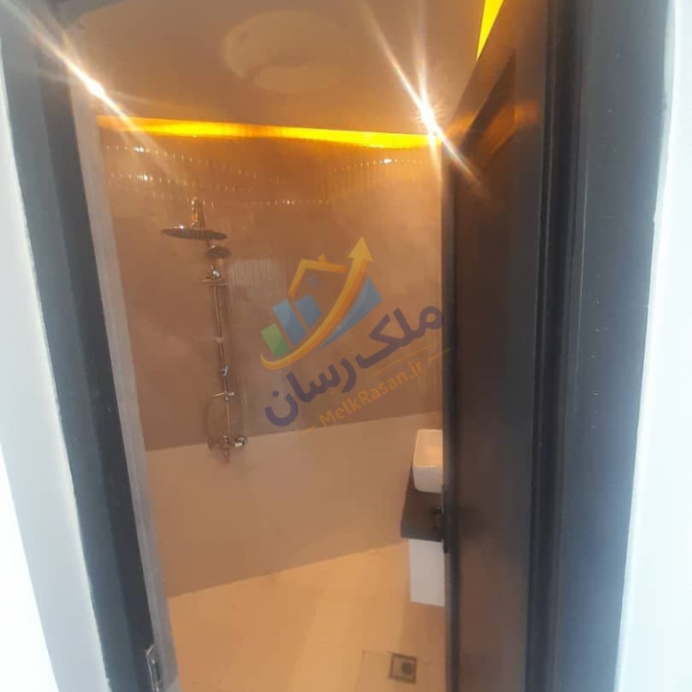 ویلا نیم‌پیلوت مدرن فول‌هوشمند در نوشهر با ۱۸۰ متر زمین و ۱۹۰ متر بنا، سه خواب نوساز داخل بافت نمای سرویس