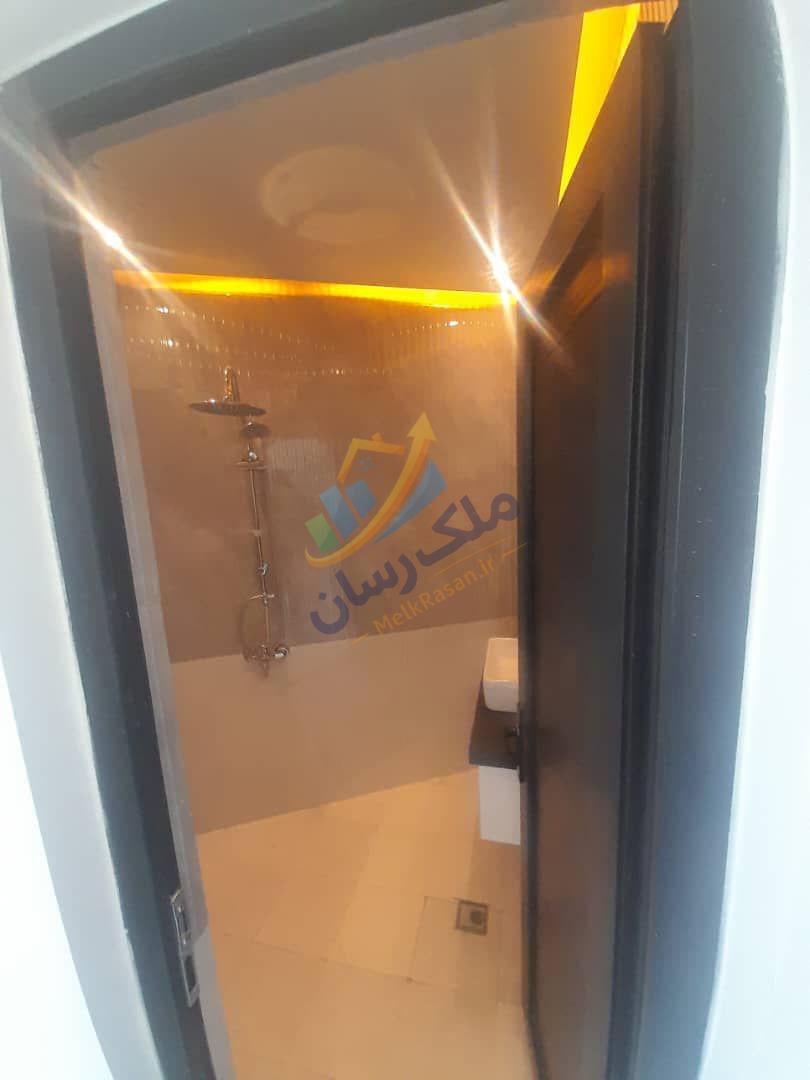 ویلا نیم‌پیلوت مدرن فول‌هوشمند در نوشهر با ۱۸۰ متر زمین و ۱۹۰ متر بنا، سه خواب نوساز داخل بافت نمای سرویس