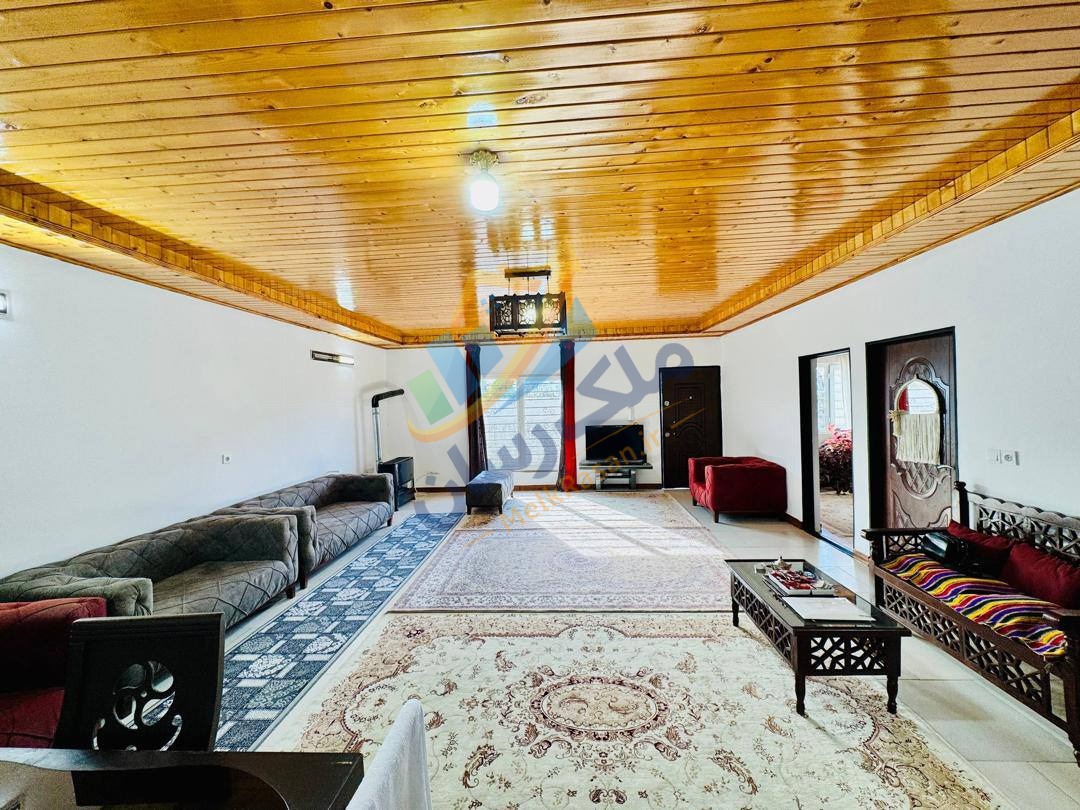 ویلاباغ فلت نما سنگی با سقف چوبی در محمودآباد، ۲۳۰ متر زمین و ۱۰۰ متر بنا نمای سالن