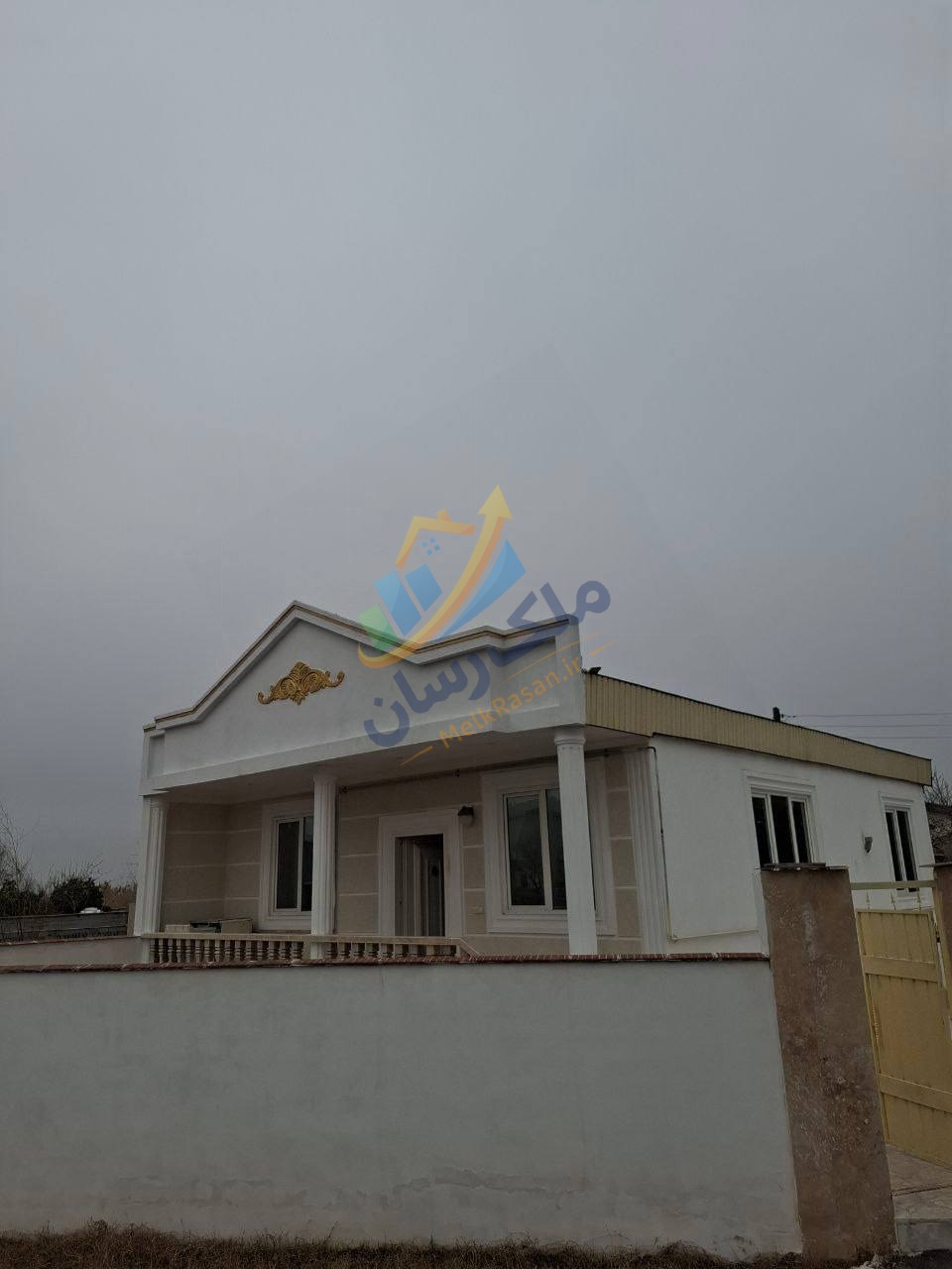 ویلا فلت نما سنگی نوساز در سرخرود با ۲۰۰ متر زمین و ۱۰۰ متر بنا، دو خواب داخل بافت نمای ویلا